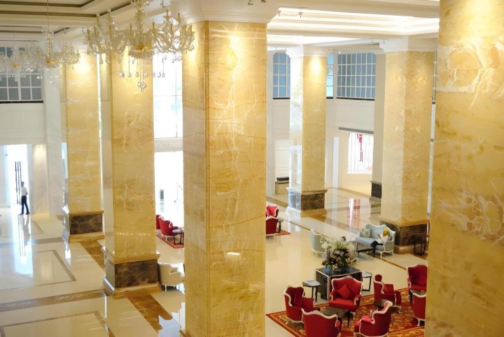 Adimulia Hotel Medan Exterior photo